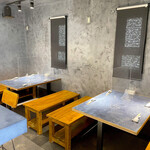 うずとかみなり - テーブル席