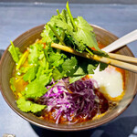 うずとかみなり - たっぷり載ったパクチー