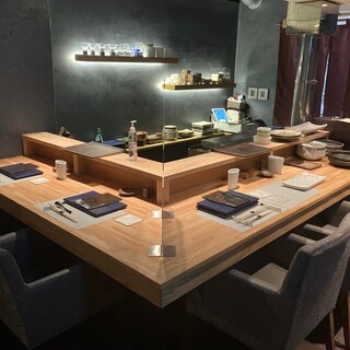 ほどよい距離感、人気の５席限定カウンター