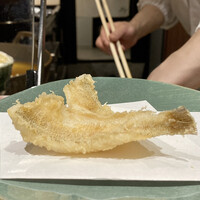 江戸前晋作 - 富津の鱚
                  5日寝かせた鱚は程よく脱水され旨味が凝縮されています。
                  身はふっくらと、なんて美味しいのでしょう！
                  カラッと揚げた天ぷらは、胃もたれなんてしませんから！
                  半分は塩、残りは天つゆたっぷりです♪