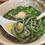 Udontokoryourinomisemaruya - 肉うどん(よもぎ麺)