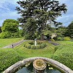 Macdonald Bath Spa Hotel - ホテル正面には手入れされた広い庭が広がる