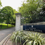 Macdonald Bath Spa Hotel - 公道から門を入る