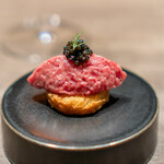 USHIGORO S. - キャビアと和牛の燻製タルタル
