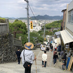 灸まん本舗 石段や - やたら看板あるので、