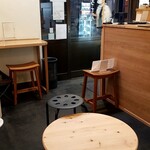 福尾商店 - 丸テーブル（火鉢？）もあります。