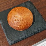 （h）etta - クスクス粉をまぶしたパン