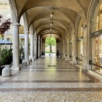 Balzer - Centro Piacentiniano の柱廊は、アラベスクの要素が取り入れられた