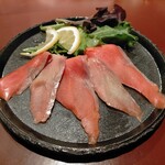 175130942 - 天然紅鮭と活〆秋鮭のスモークサーモン食べ比べ880円