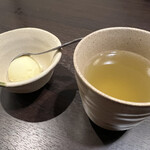 ゆう心 - お口直しの柚子シャーベットとお茶。