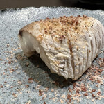 ゆう心 - ◇焼物／ニベの塩焼き…“ニベ”とはスズキ目のニベ科で別名「イシモチ」。クセのない白身でさっぱりですが身がしまっています。こんがり焼かれた皮目には鰹節がかけられ、香ばしく美味しい焼き魚でした♪(^o^)