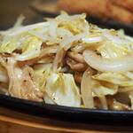 卓 - 牛ホルモン野菜鉄板その１