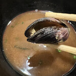 ゆう心 - 青魚で採れたカラス貝入り。お出汁もお味噌も美味しいですね〜♪