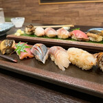 ゆう心 - ◇にぎり８貫／右から　
      ・蒸しサザエ(煮ツメ)
      ・アカスエビ(宮崎産の甘海老)
      ・イサキ
      ・アジ(青島産)
      ・中トロ
      ・穴子(熟成させた穴子、煮ツメ)
      ・卵焼き
      ・イクラ