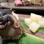 ゆう心 - ガリは、シャリシャリと程よい食感。酸味と甘味のバランスも良く、これはおつまみにもイイ！(*ﾟ∀ﾟ*)
      大きなサザエは分厚いけれど柔らかく、サザエ本来の旨味が凝縮！