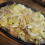 卓 - 牛ホルモン野菜鉄板その２