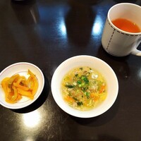 潮夢来 - お茶、スープ、小皿のザーサイ