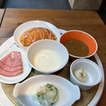 ジャパン キッチン アキバ - モーニング１９８０円。ふわふわオムレツは、その名の通りふわふわです（╹◡╹）。中央のものがずんだの冷製スープです。ほのかな枝豆の香りで、大好きな味わいでした（╹◡╹）