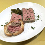 オステリア・ろじえ - 白レバーのパテ、バケット添え1,100円。赤ワインのお供としては鉄板。レバーのくさみはまったくなく、まったりとした味わい