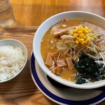 らーめん ともや - 味噌ラーメン、半ライス無料