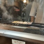 炭火焼鳥　母家 - 目の前で焼いているのが見えるカウンター席でした