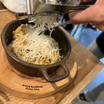 海老丸らーめん - チーズを目の前で削って