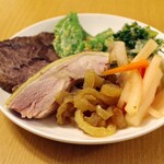 Hei gei - 蒸し鶏(皇妃雛)、インゲンのアヒルの塩玉子和え、野菜のピクルス、自家製XO醤と黒酢のクラゲ、牛スネ肉の滷水