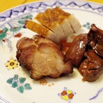 喜記 - 白レバー、クリスピーポーク(脆皮烧肉)、チャーシュー(叉烧)