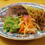 喜記 - 蒸し鶏(皇妃雛)、インゲンのアヒルの塩玉子和え、野菜のピクルス、自家製XO醤と黒酢のクラゲ、牛スネ肉の滷水