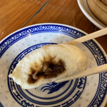中国ラーメン揚州商人 - 中は甘いお味噌がたっぷり。