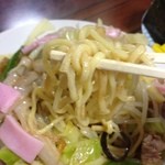 銀座食堂 - 硬めの太麺です。