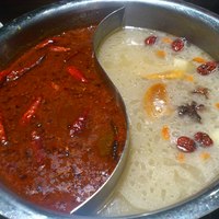 雪梅花 菜根譚 - 薬膳火鍋／薬膳白湯スープと唐辛子たっぷり麻辣スープの二色対極鍋