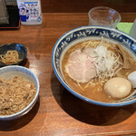 Sukeroku - らー麺大盛、炊き込みご飯