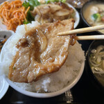 わ楽 - ロース生姜焼き　オンザライス…しきれない…