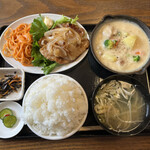 わ楽 - 定食屋さんのシチューとロース生姜焼きとナポリタン