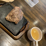 やっぱりステーキ - 定番赤身ステーキ200g（ご飯、スープ、サラダお代わり可）
            1400円