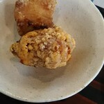 そば処 久楽 - 角度を変えて小鉢の「鶏の唐揚げ」をパチリ♪