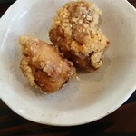そば処 久楽 - 小鉢の「鶏の唐揚げ」をパチリ♪