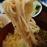そば処 久楽 - 麺リフト⤴出汁の効いた汁が絡んできます(^o^)v
