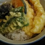 そば処 久楽 - 少し角度を変えて「天丼」をアップで♪