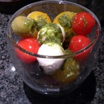 Deli＆Bar 秀 - フルーツトマト、オリーブとモツァレラチーズのジェノベーゼソースかけ、シャルドネとの相性ピッタリ