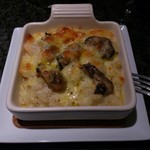 Deli＆Bar 秀 - 牡蠣と小エビたっぷりのグラタン、これまたシャルドネにピッタリ