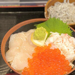 裕太朗寿し - 北海三色丼¥2060税込　(帆立の貝柱、いくら、ずわい蟹ほぐし身)
