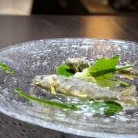 十皿 - ◆泳ぎ稚鮎のフリット　鮎蓼ピューレ・・これは和食ですね。