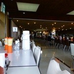 マルカンデパート大食堂 - 奥の窓側より入り口方向を望む