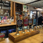 Crystal Palace - Fuller's系の樽生が並ぶ