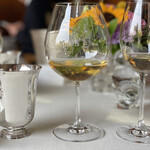 トゥールダルジャン - 白ワイン、異なるグラスで