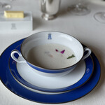 トゥールダルジャン - ジャガイモのヴルーテ 彩り豊かな旬菜のプレゼ