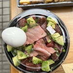 天然本マグロ丼専門店 司 - この大トロ羊羹みたいな厚みです！ポキ丼！