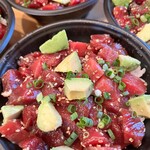 天然本マグロ丼専門店 司 - ポキ丼は大抵こんな風です今日はトクベツ大トロ入り！